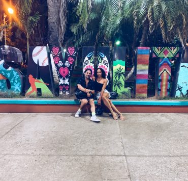 Couple-travel-sayulita-mexico-colors