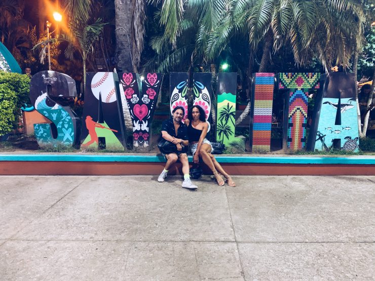 Couple-travel-sayulita-mexico-colors