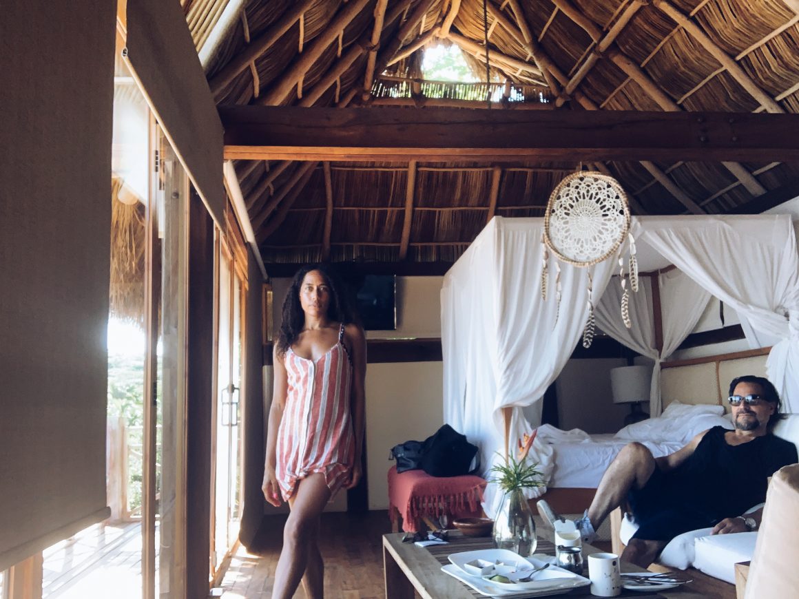 Couple-travel-sayulita-mexico-siete-lunas