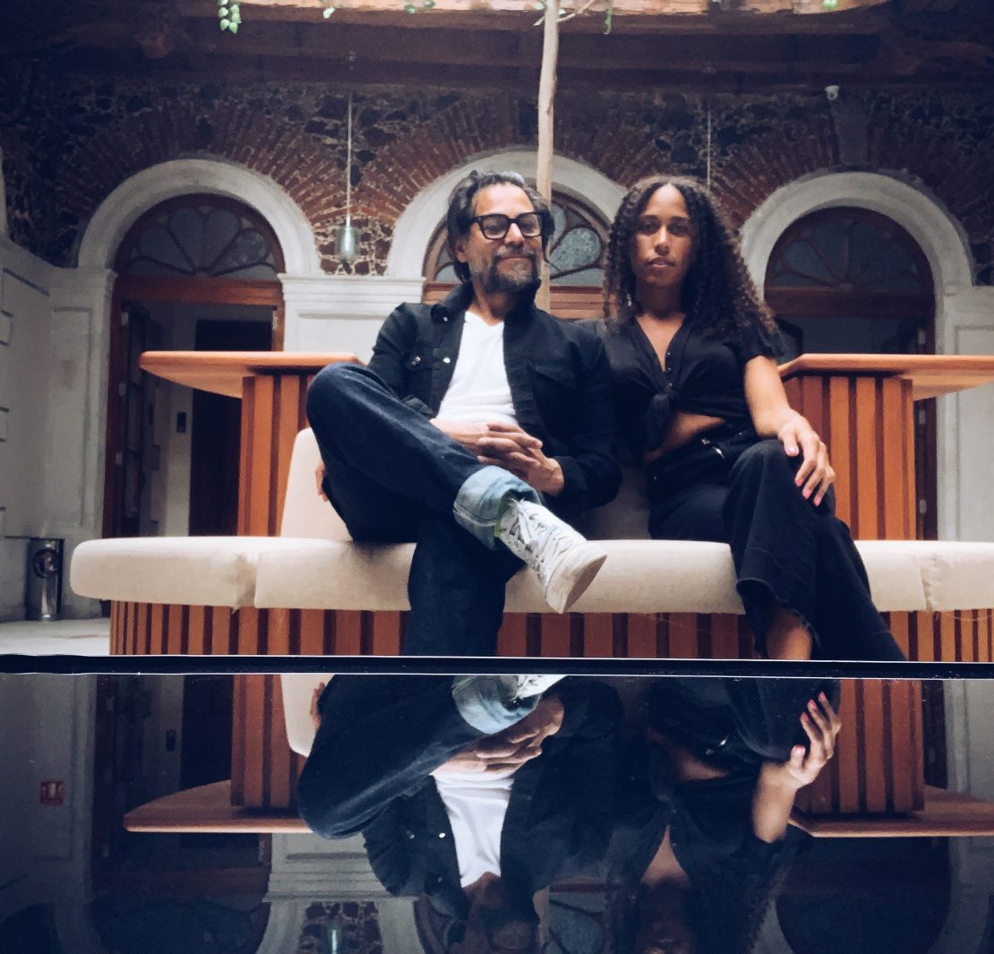 Travel couple Mexico City Pull letters image