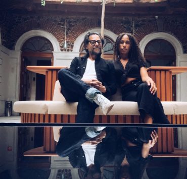 Travel couple Mexico City Pull letters image